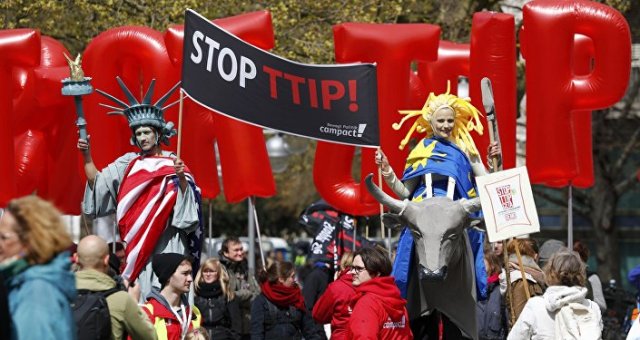 Protesters depicting Statue of Liberty (L) and Europa on the bull take part in a demonstration against Transatlantic Trade and Investment Partnership (TTIP) free trade agreement ahead of U.S. President Barack Obama's visit in Hannover, Germany April 23, 2016 Protesters depicting Statue of Liberty (L) and Europa on the bull take part in a demonstration against Transatlantic Trade and Investment Partnership (TTIP) free trade agreement ahead of U.S. President Barack Obama's visit in Hannover, Germany April 23, 2016